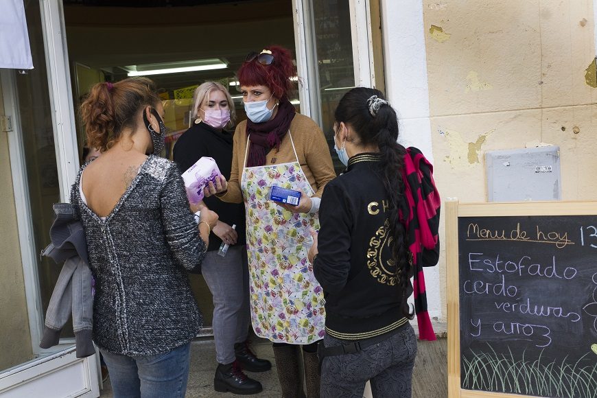 Antonia, mujer superviviente de violencia machista entrega comida y compresas de forma voluntaria en Sevilla,. Foto: Laura León