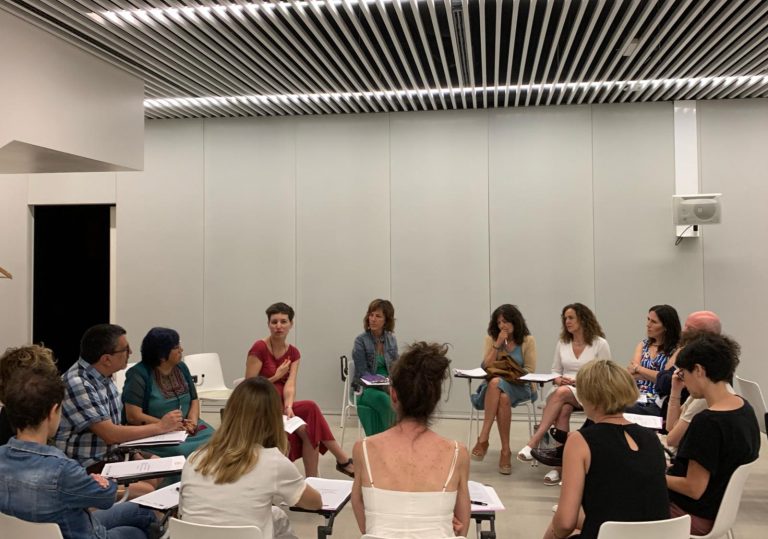 Norma Vázquez y June Fernández durante el taller con periodistas organizado por Begira en 2019./ Emakunde