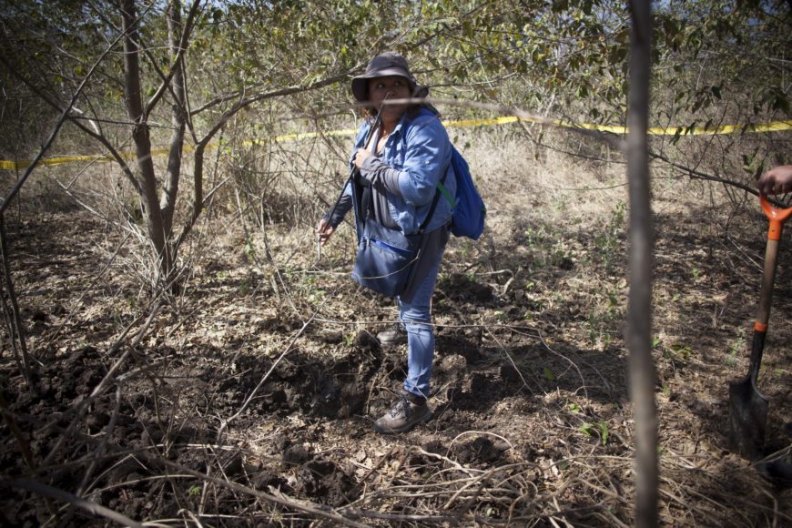 una mujer en medio del campo