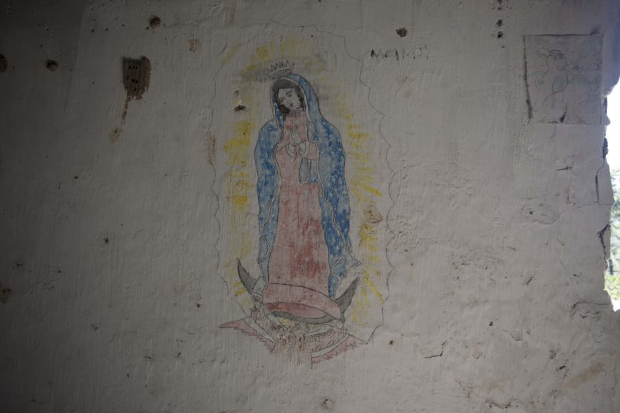 una pared con un dibujo en color de la virgen de guadalupe