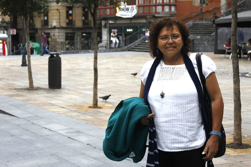 una mujer, posa en la calle