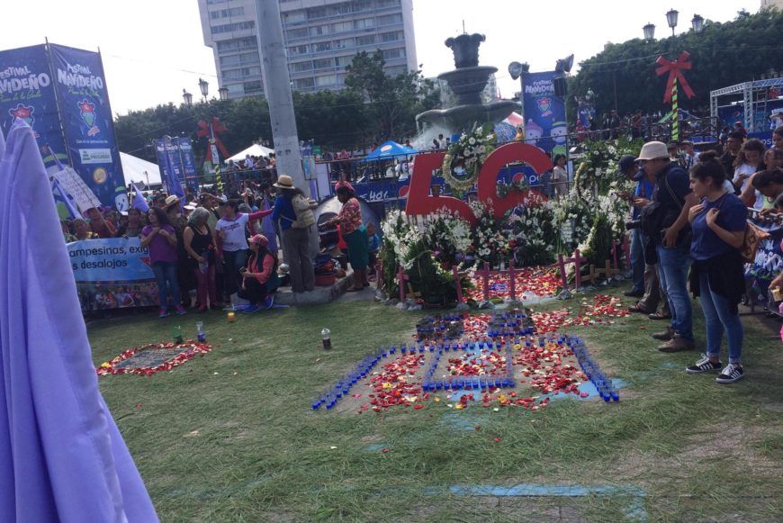 altar de flores en una ciudad, se ve el número 56