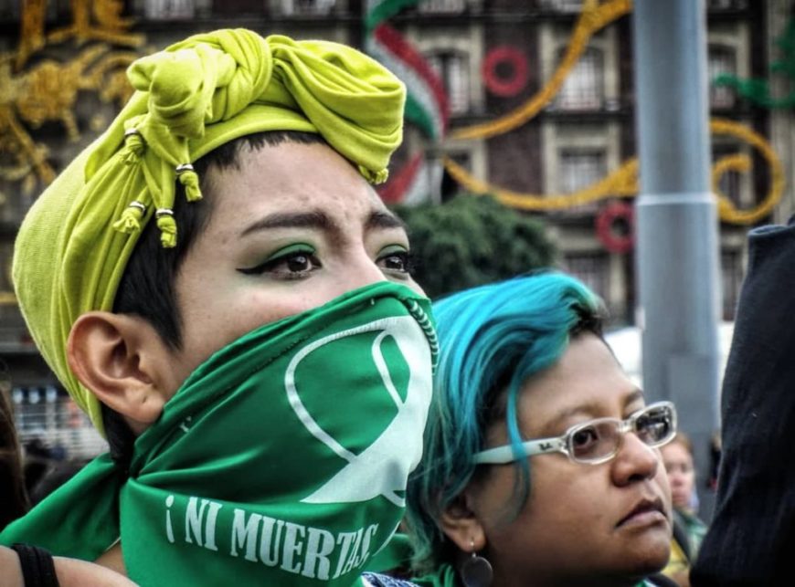 dos primeros planos de dos mujeres en una manifestación por el aborto