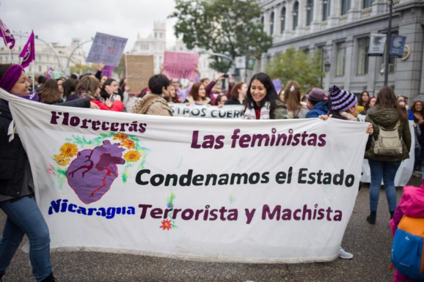 mujeres con una pancarta en una manifestación