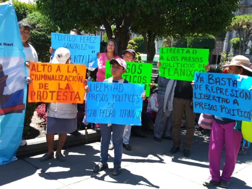 varias personas se manifiestan con coloridos carteles