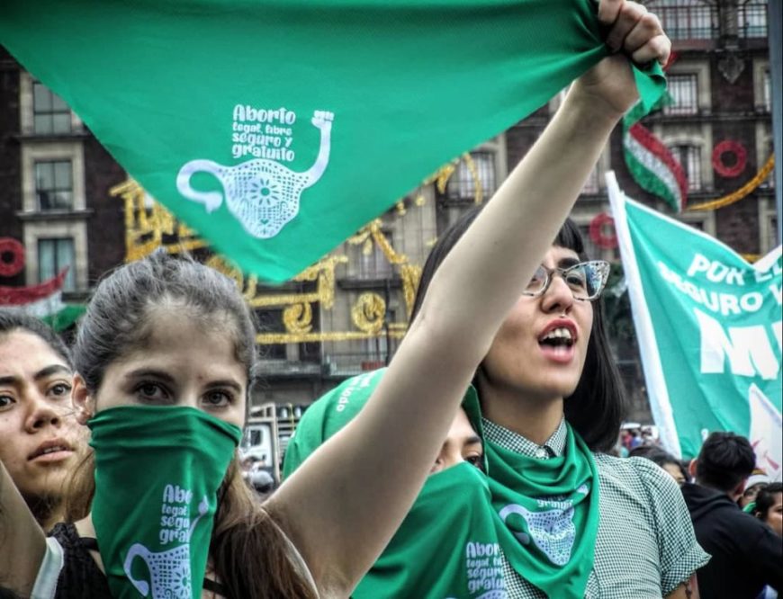 mujeres se manifiestan con pañuelos verdes