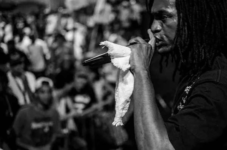 Big Papo Reto, poeta, músico y MC, criado en Rio de Janeiro. 