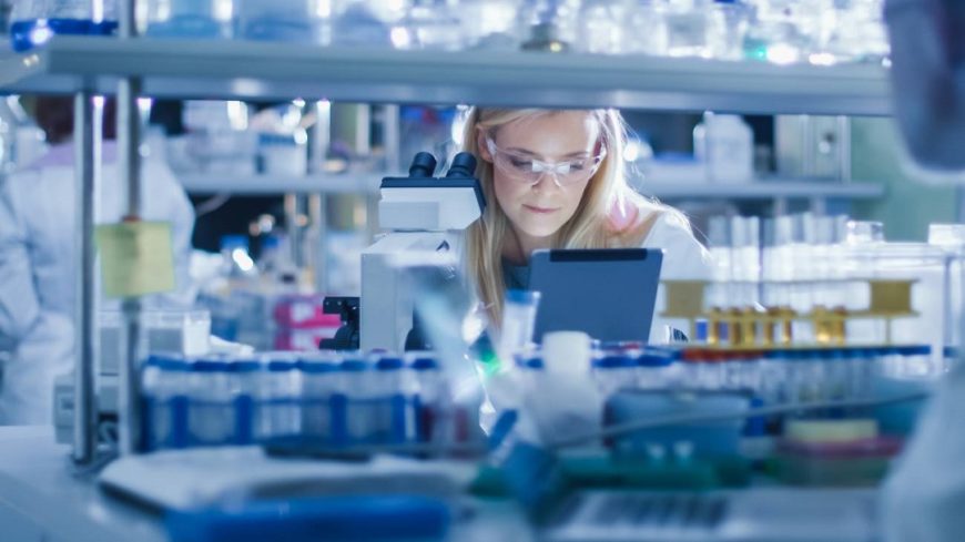 una mujer en un laboratorio