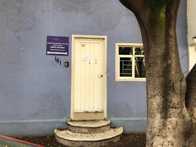 puerta de un centro de embarazo en crsis