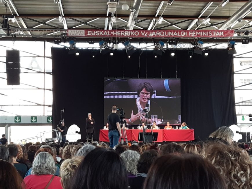 Txefi Roco, de Trabajadoras No Domesticadas, en las V Jornadas feminisas de Euskal Herria hablando sobre trabajadoras del hogar. 