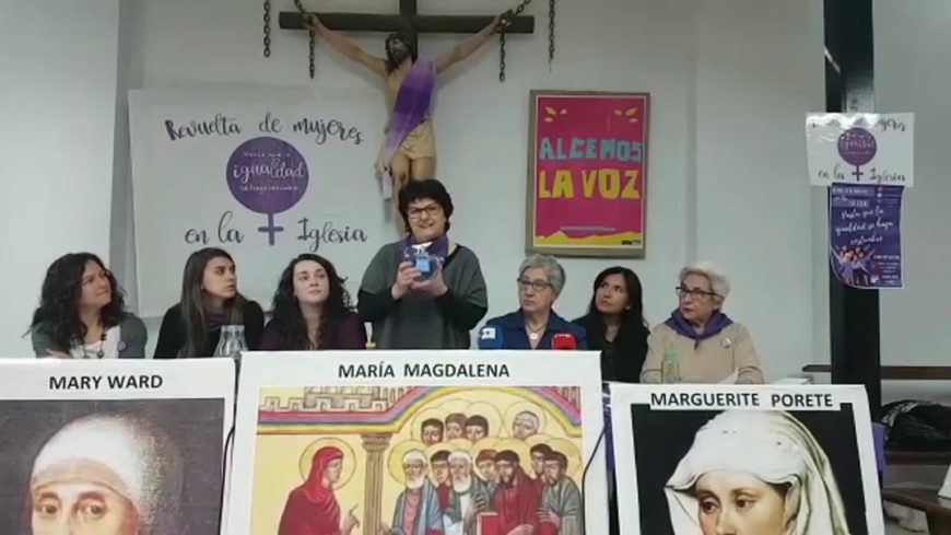 Pepa detrás de un altar con otras compañeras