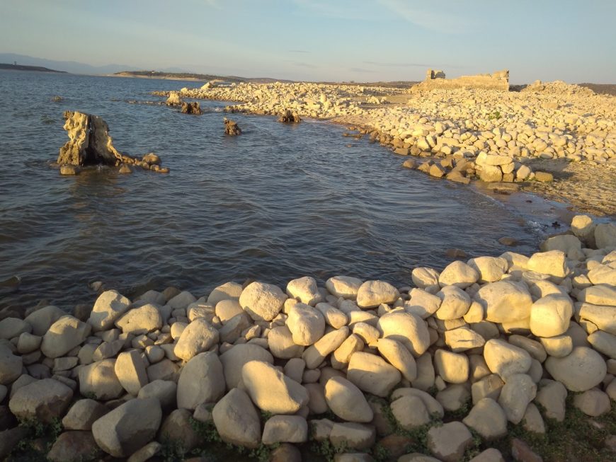 restos de edificios de un pueblo inundado, en mitad de un pantano