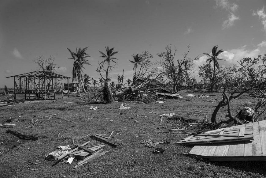 restos del destrozo tras el paso de un huracán. foto en blanco y negro