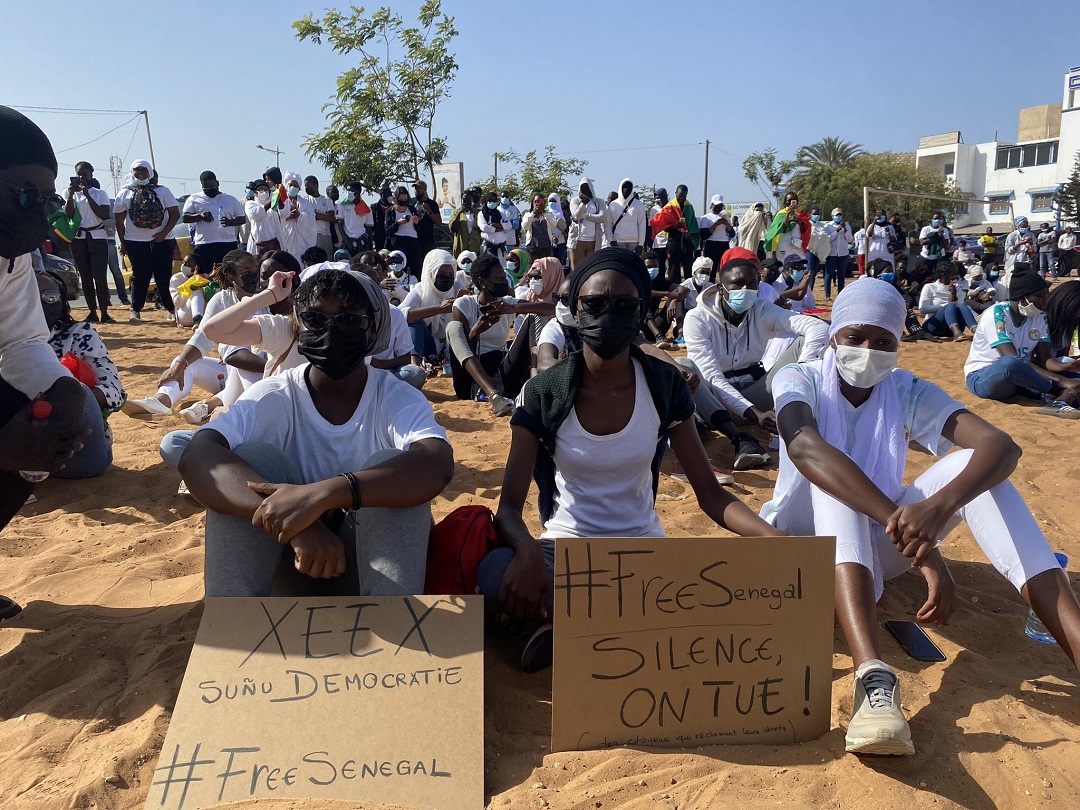 manifestación en Gambia con pancartas de FreeSenegal 