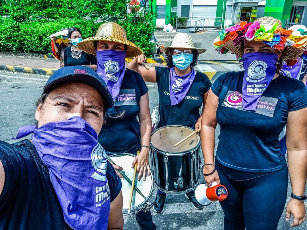 Mujeres de Colombia con pañuelos morados en la cara. 