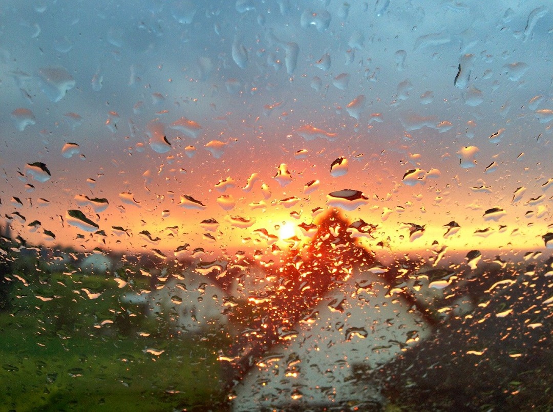 Un ventana con lluvia, y también con un rayo de sol. 