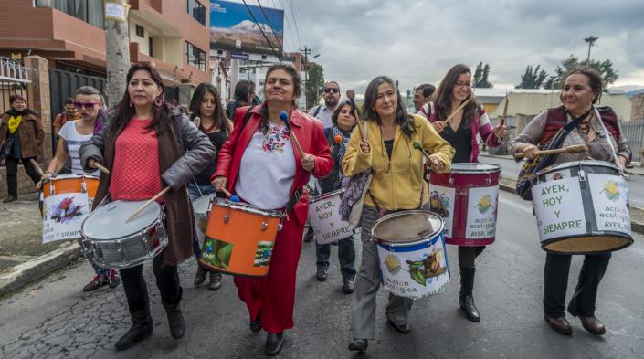 unas mujeres tocan una batucada