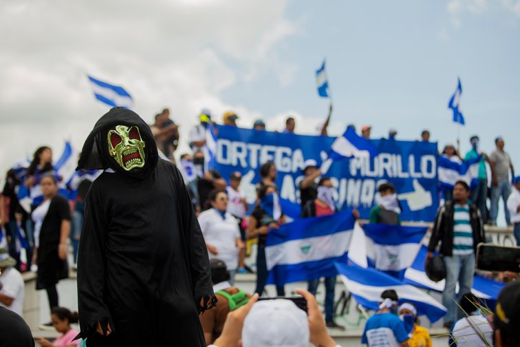 una manifestación con banderas nicaragüenses