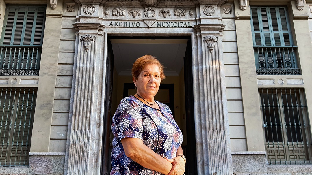 una mujer posa frente a la fachada del archivo de málaga