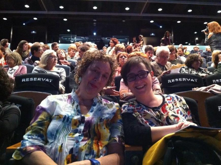 Andrea y Lucía durante la entrega del premio de la la Associació de Dones Periodistes de Catalunya 