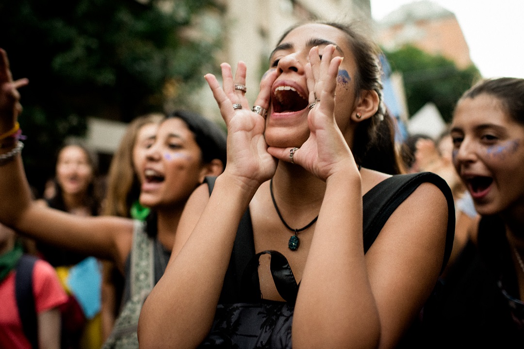 Una mujer grita en una manifestación feminista. 