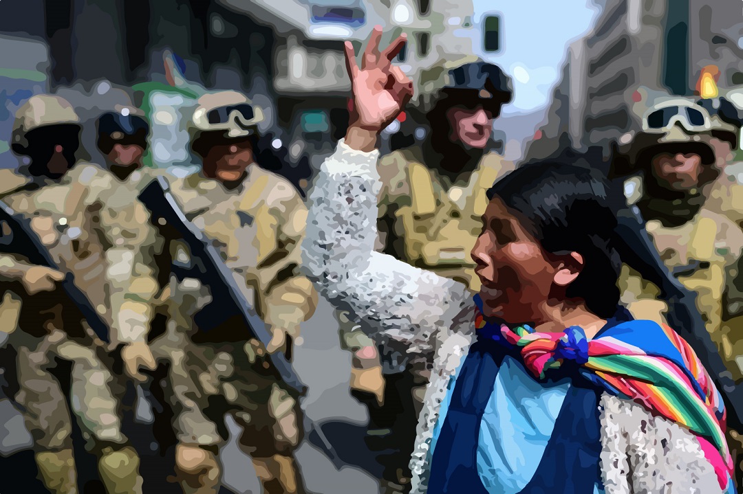 Una mujer se manifiesta frente al ejército. 