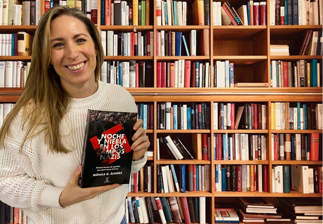 una mujer posa con un libro en la mano en una librería