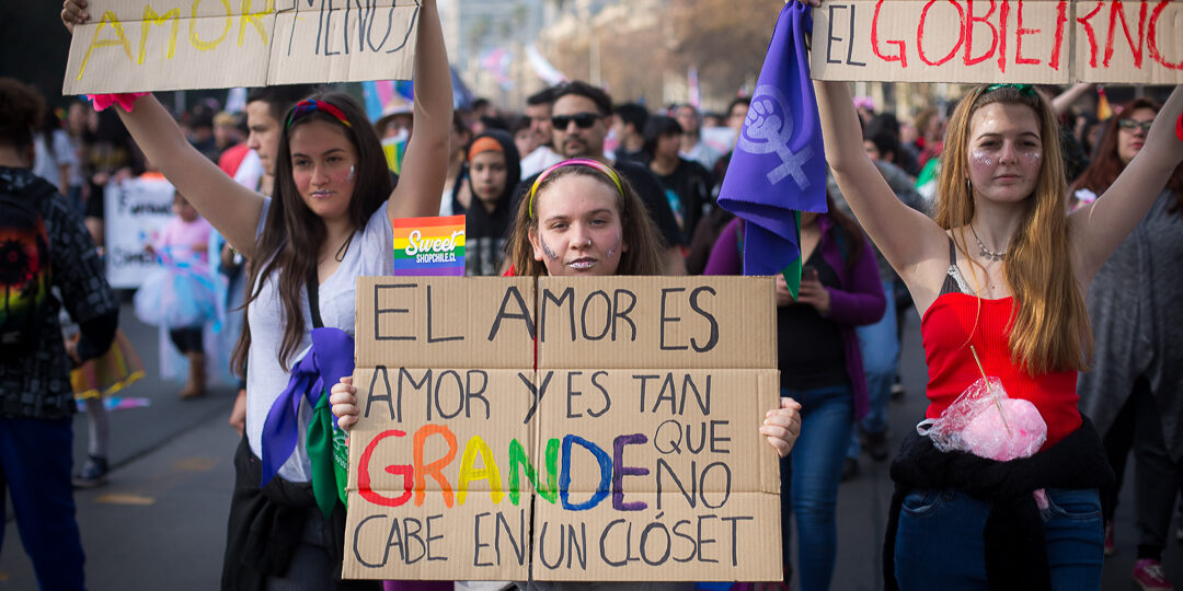 una mujeres llevan carteles pintados a favor de la libertad sexual