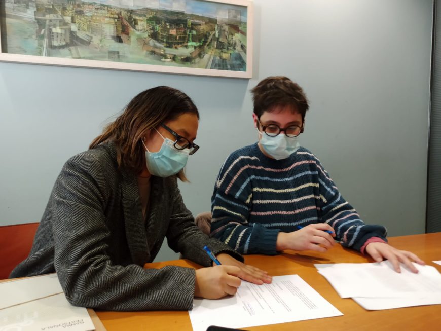 Tamia Quima y Andrea Momoitio firmando la constitución de la cooperativa