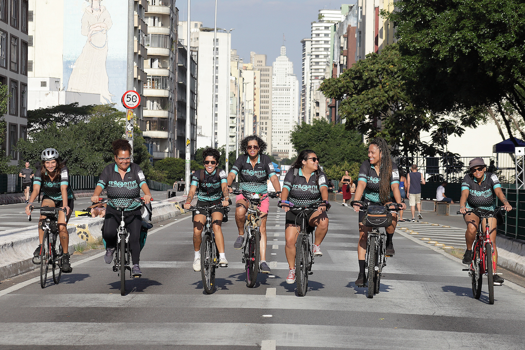 La cooperativa Señoritas Courier realiza entregas en bicicleta en la ciudad de Sao Paulo