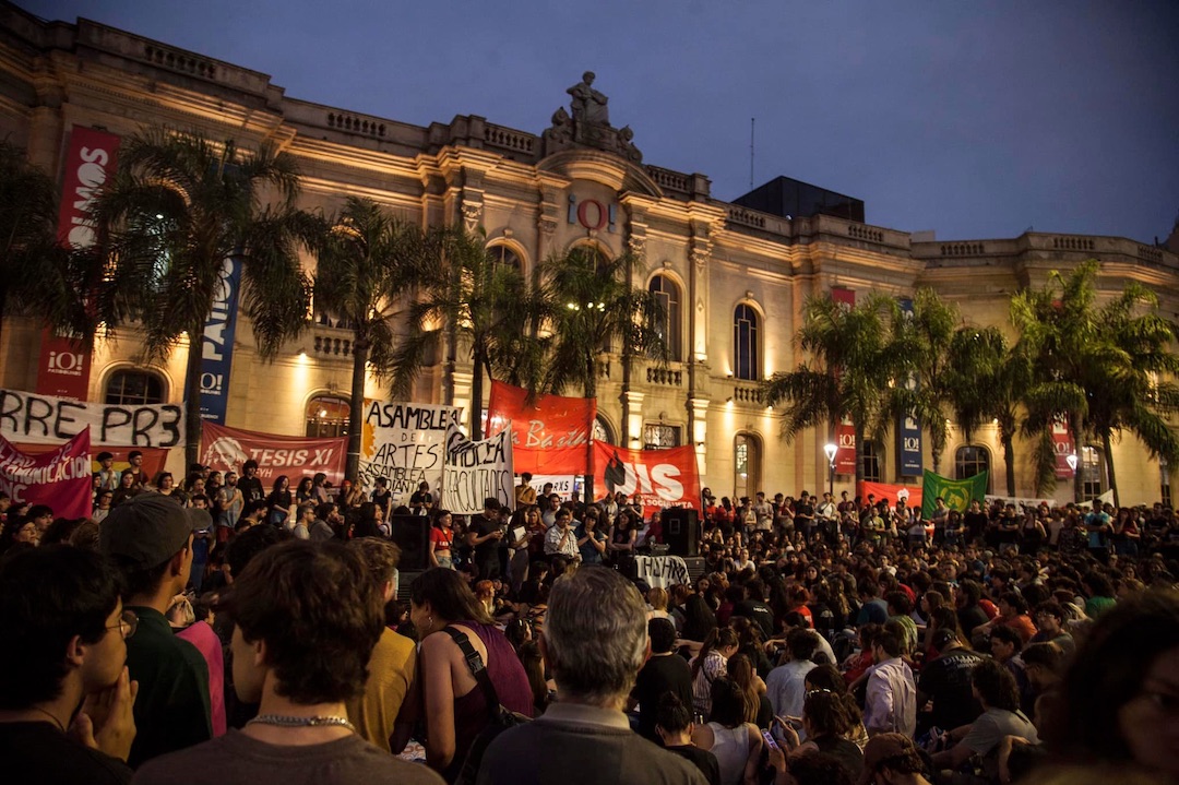 Asamblea interclaustro e interfacultades en la explanada del Patio Olmos, histórica escuela secundaria de varones de Córdoba, reconvertida en centro comercial por el neoliberalismo de Menem./ Gabriel Orge