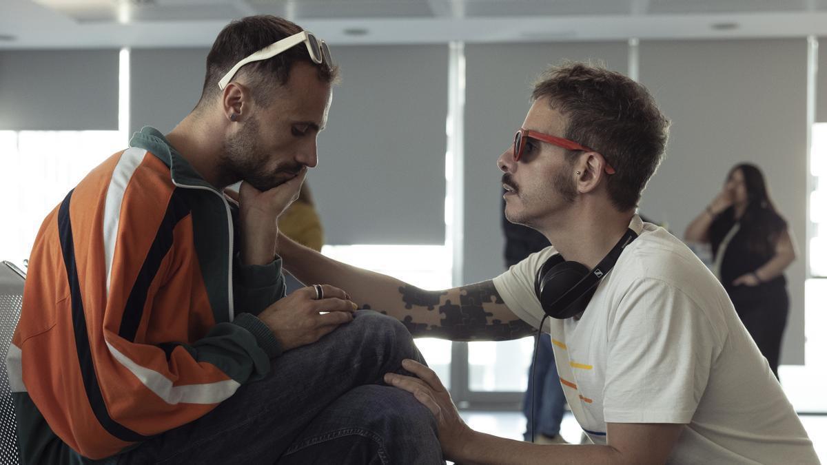 El actor protagonista de 'Yo, adicto', Oriol Pla (izquierda) junto con el creador, Javier Giner, en un momento del rodaje./ Disney+