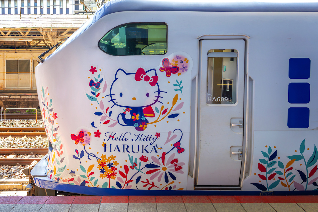 La cultura japonesa del kawaii celebra la ternura a través de imágenes como Hello Kitty. En la foto, un tren de Osaka, Japón/ Foto: coward_lion para istock