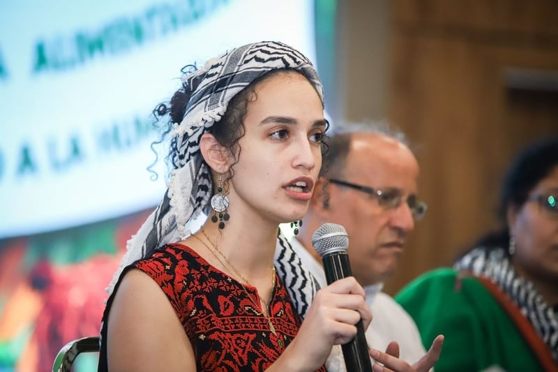 Yasmeen El Hasan en una charla en Brasil./ Rafael Stedile-Via Campesina, tomada de Brasil de Fato gracias a su política de Creative Commons